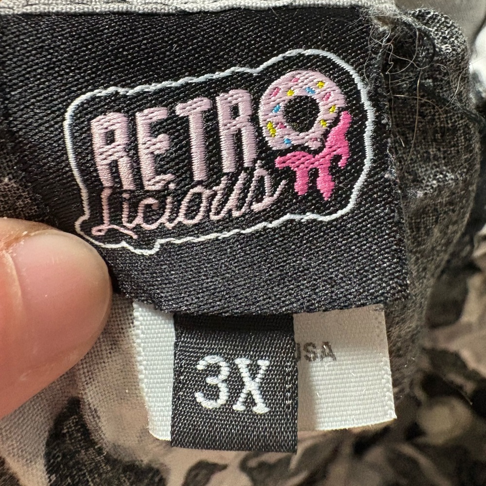 Retrolicious Black and White Shark Skirt - Picture 2 of 5